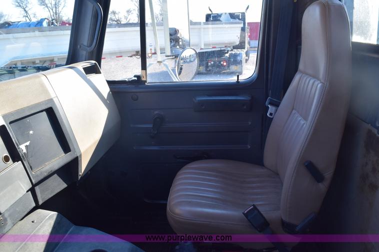 image for item E6154 1993 International 8100 winch truck