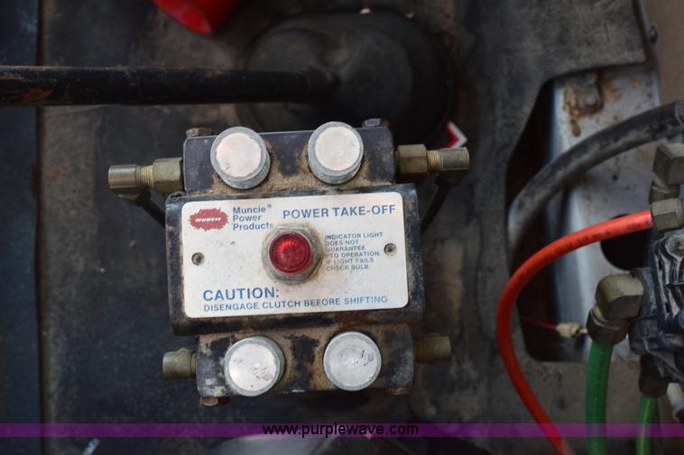 image for item E6154 1993 International 8100 winch truck