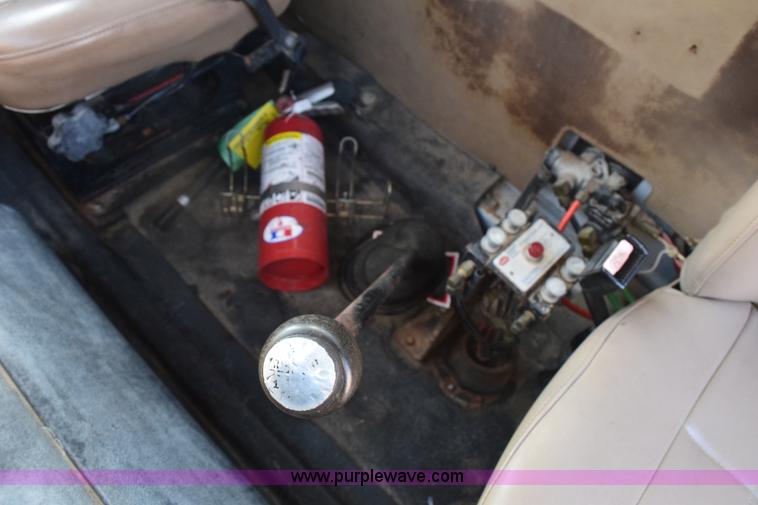 image for item E6154 1993 International 8100 winch truck