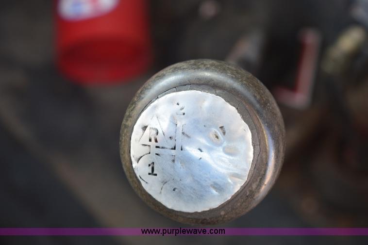 image for item E6154 1993 International 8100 winch truck