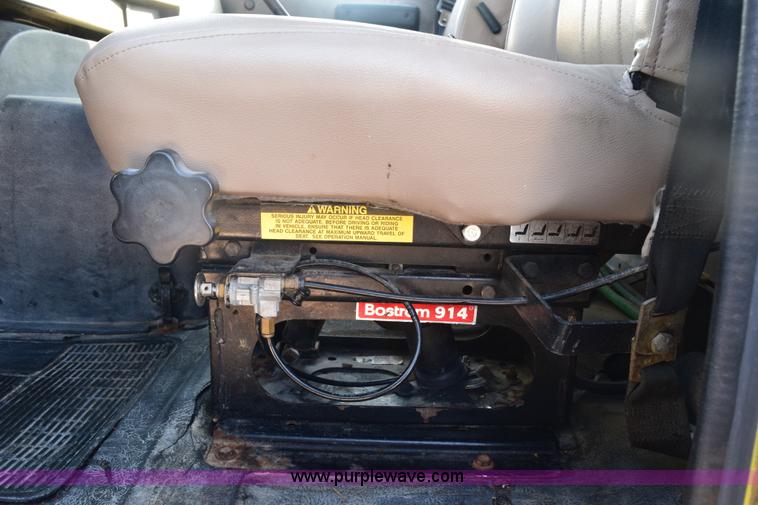 image for item E6154 1993 International 8100 winch truck