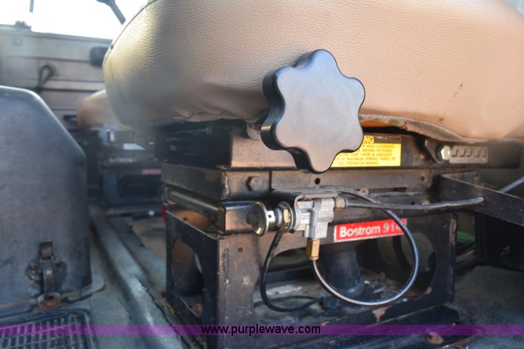 image for item E6154 1993 International 8100 winch truck