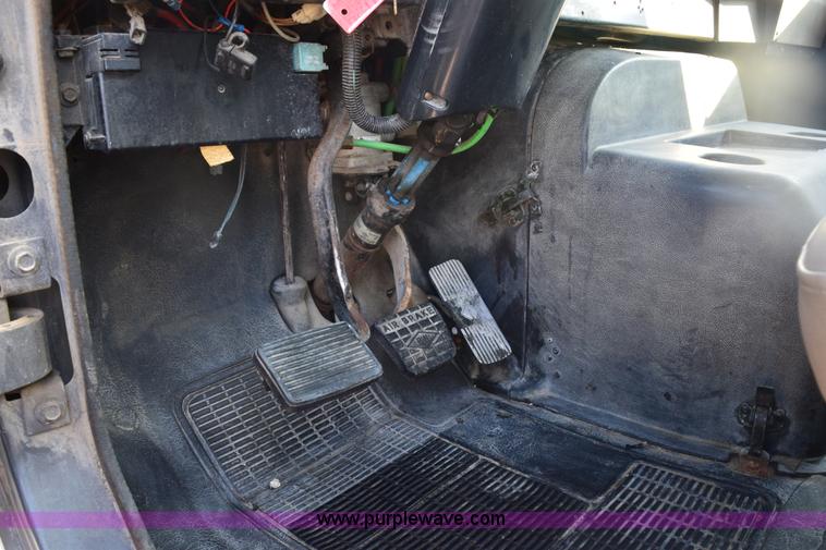 image for item E6154 1993 International 8100 winch truck