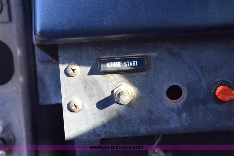 image for item E6154 1993 International 8100 winch truck