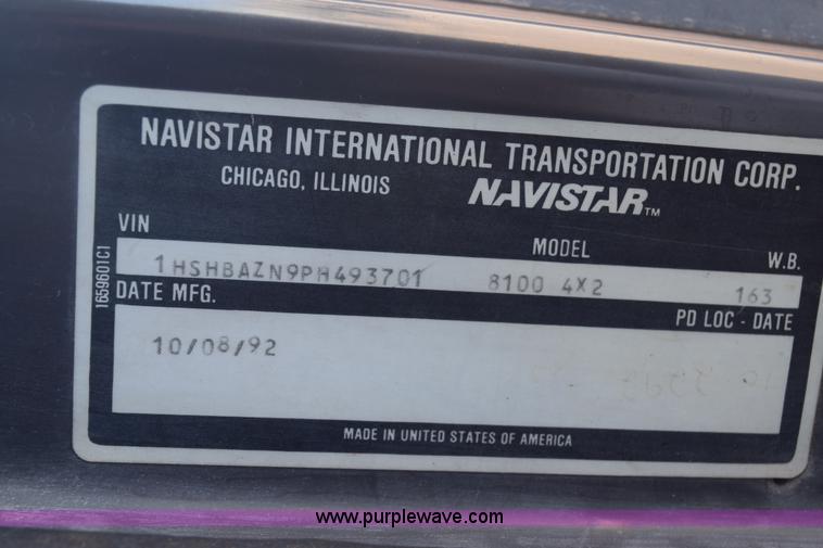 image for item E6154 1993 International 8100 winch truck