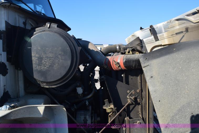 image for item E6154 1993 International 8100 winch truck