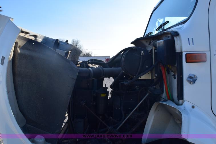 image for item E6154 1993 International 8100 winch truck