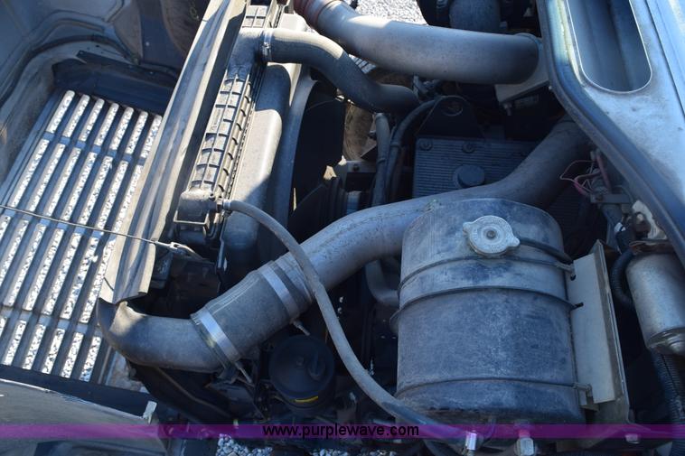 image for item E6154 1993 International 8100 winch truck