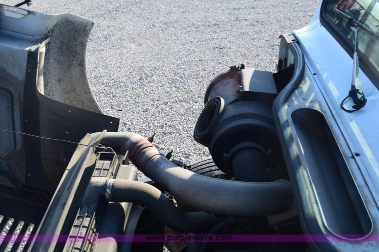 image for item E6154 1993 International 8100 winch truck