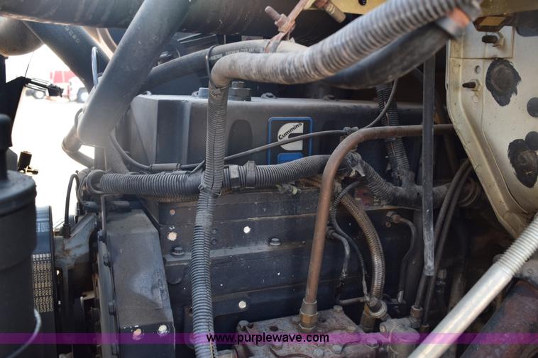 image for item E6154 1993 International 8100 winch truck