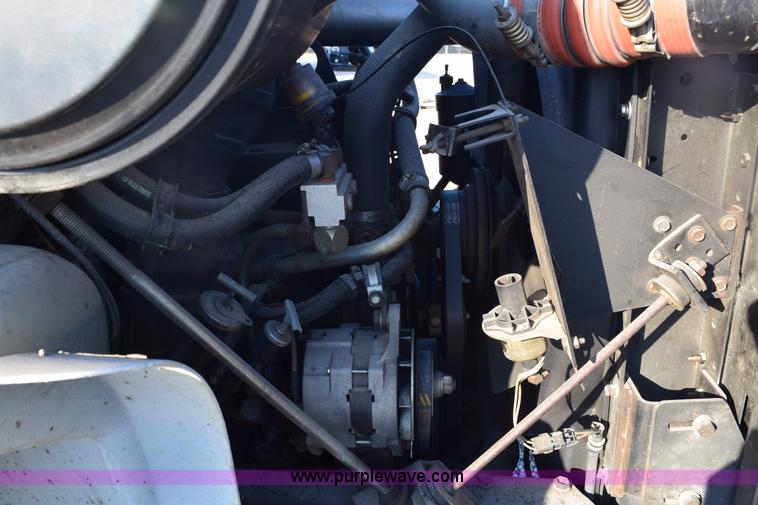 image for item E6154 1993 International 8100 winch truck