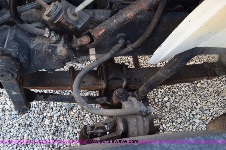 image for item E6154 1993 International 8100 winch truck