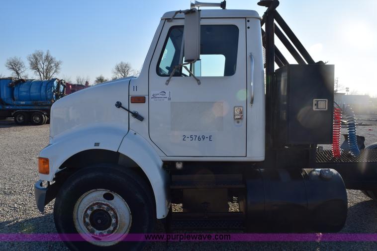 image for item E6154 1993 International 8100 winch truck