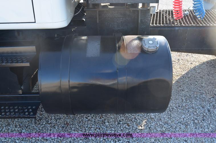 image for item E6154 1993 International 8100 winch truck