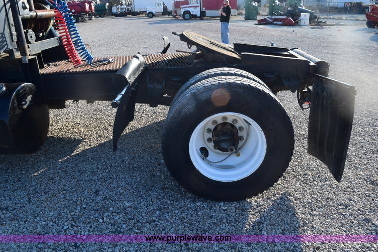 image for item E6154 1993 International 8100 winch truck