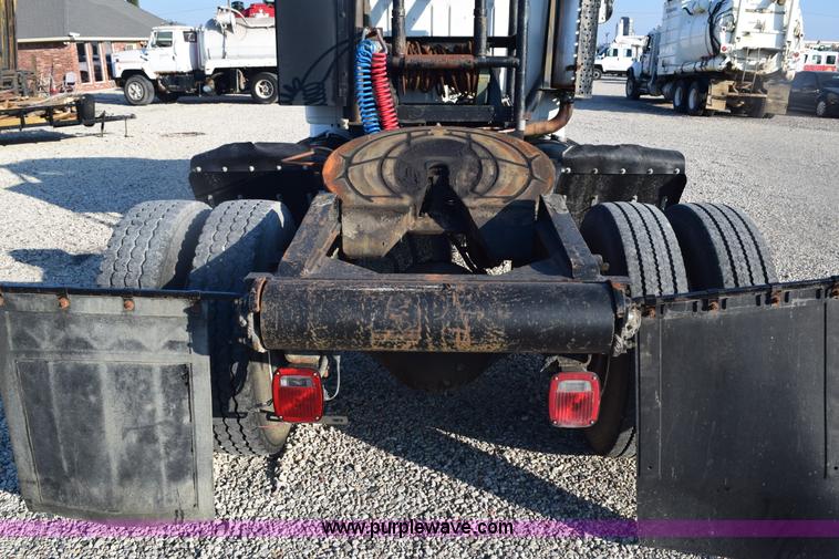 image for item E6154 1993 International 8100 winch truck