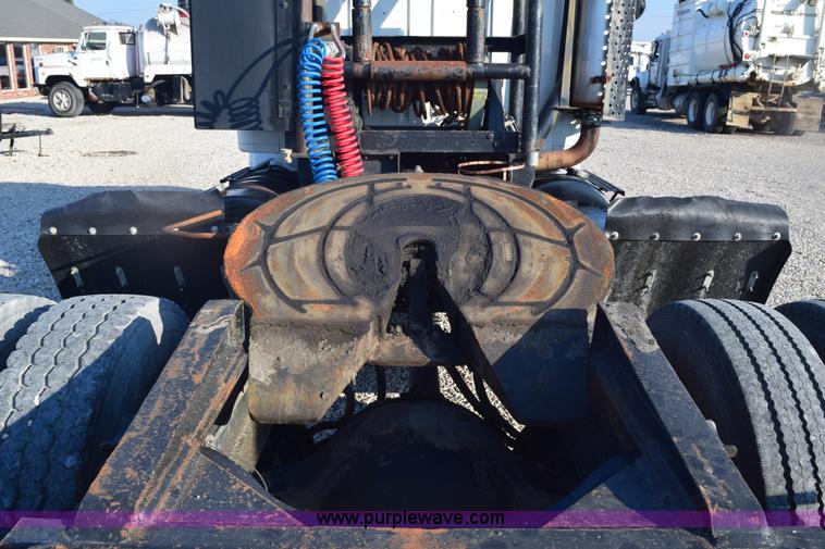 image for item E6154 1993 International 8100 winch truck