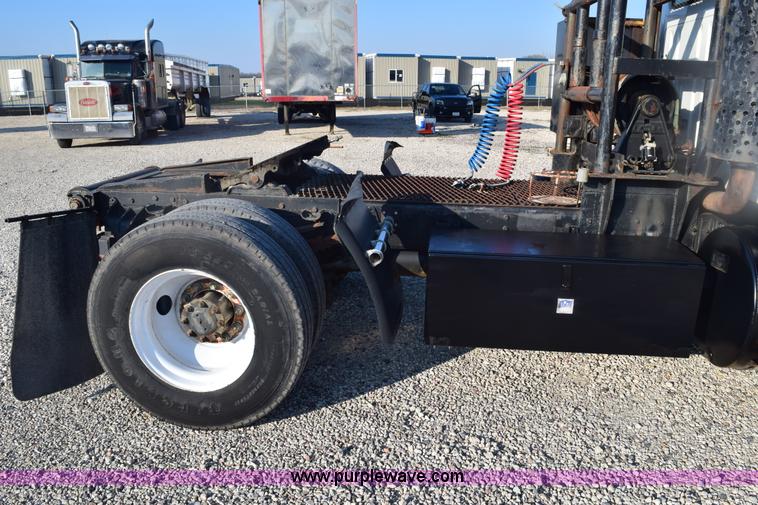 image for item E6154 1993 International 8100 winch truck