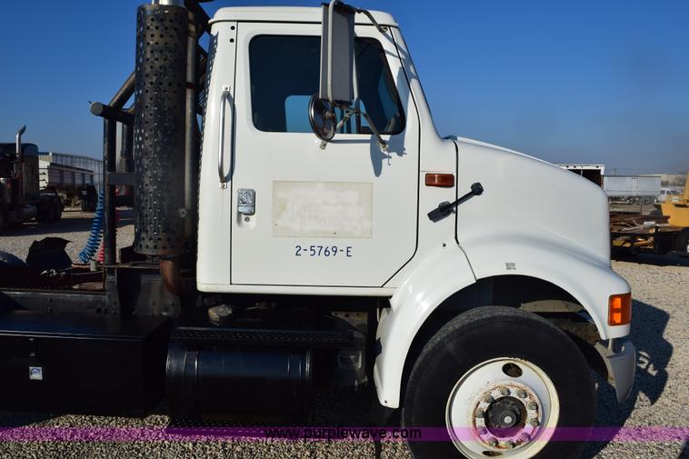 image for item E6154 1993 International 8100 winch truck