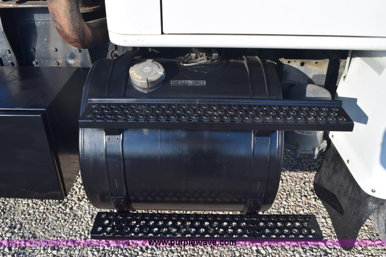 image for item E6154 1993 International 8100 winch truck