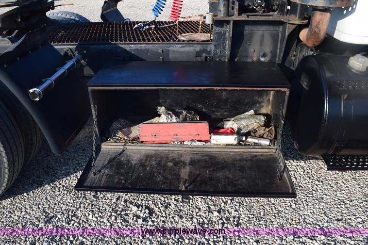 image for item E6154 1993 International 8100 winch truck