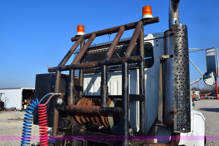 image for item E6154 1993 International 8100 winch truck