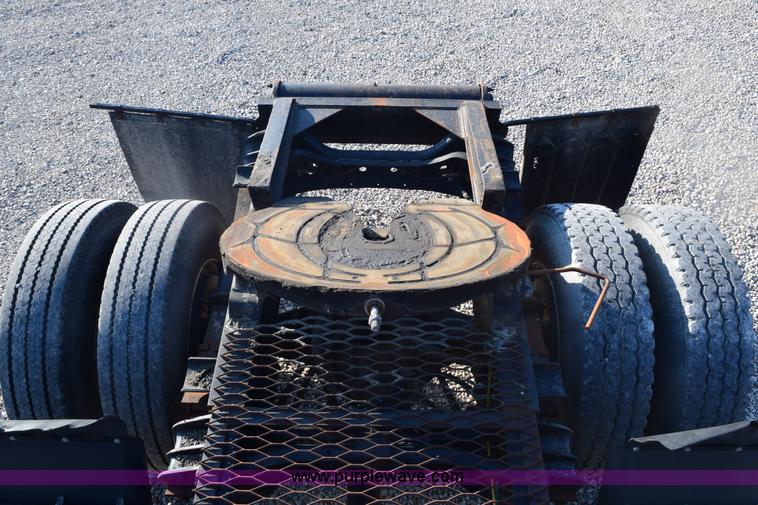 image for item E6154 1993 International 8100 winch truck