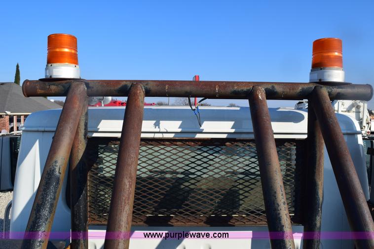 image for item E6154 1993 International 8100 winch truck