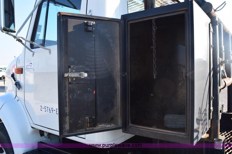 image for item E6154 1993 International 8100 winch truck