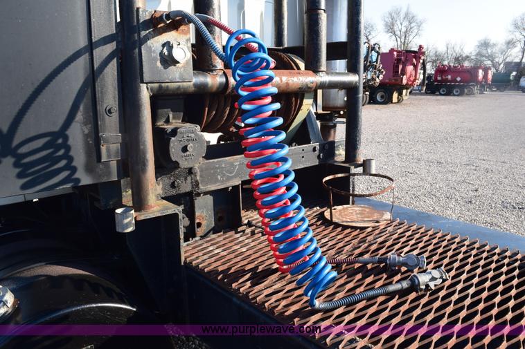 image for item E6154 1993 International 8100 winch truck