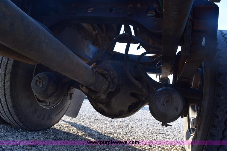 image for item E6154 1993 International 8100 winch truck