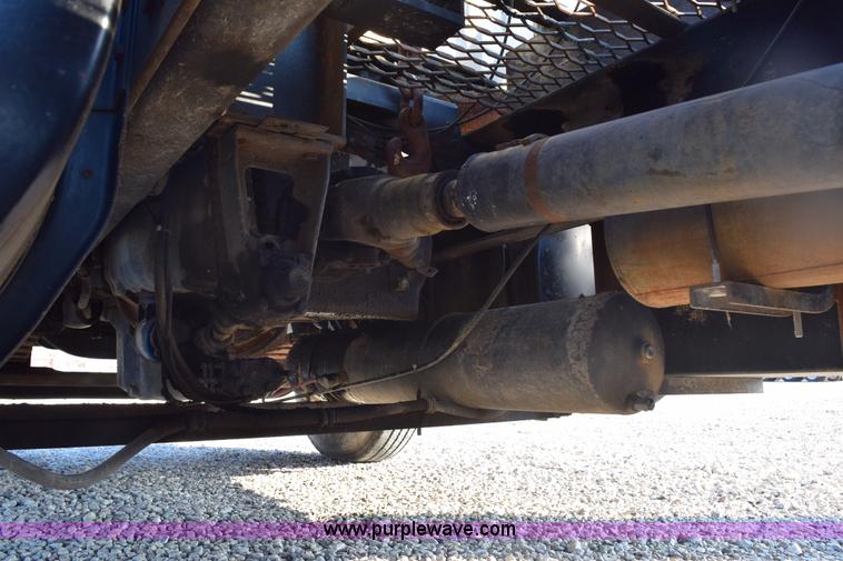 image for item E6154 1993 International 8100 winch truck