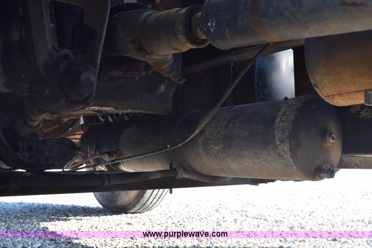 image for item E6154 1993 International 8100 winch truck