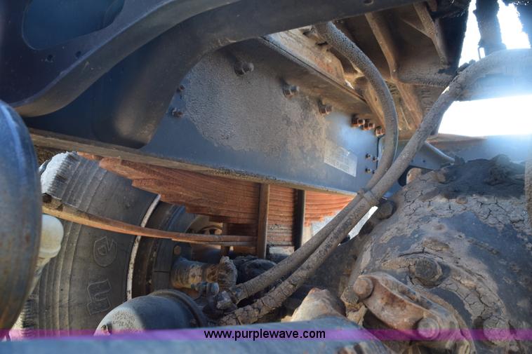 image for item E6154 1993 International 8100 winch truck