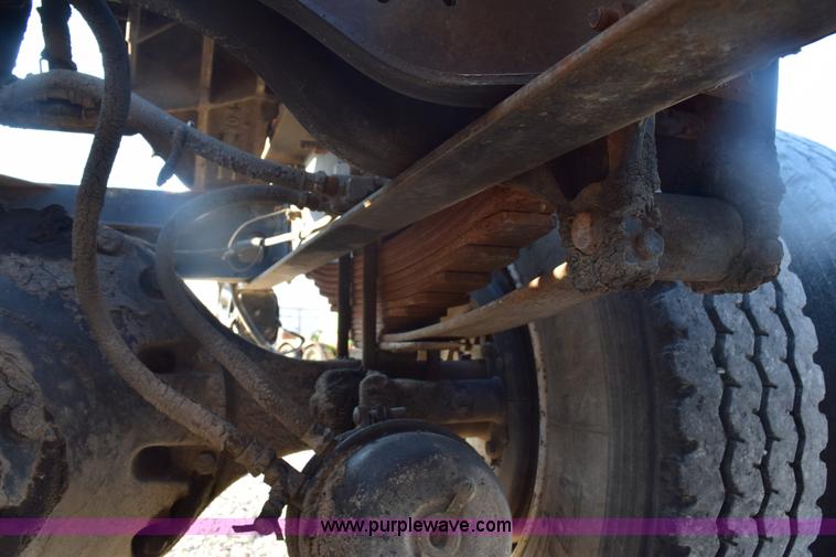 image for item E6154 1993 International 8100 winch truck
