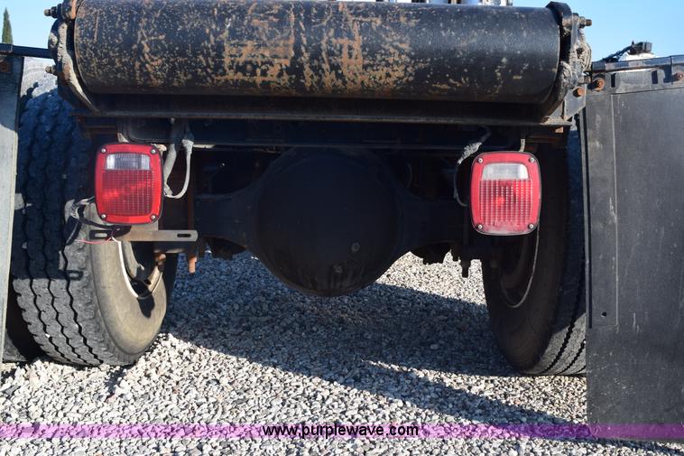 image for item E6154 1993 International 8100 winch truck
