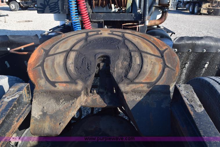 image for item E6154 1993 International 8100 winch truck