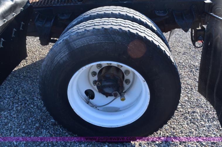 image for item E6154 1993 International 8100 winch truck