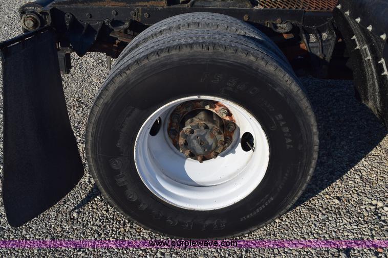 image for item E6154 1993 International 8100 winch truck