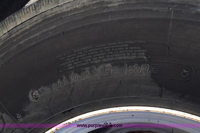 image for item E6154 1993 International 8100 winch truck