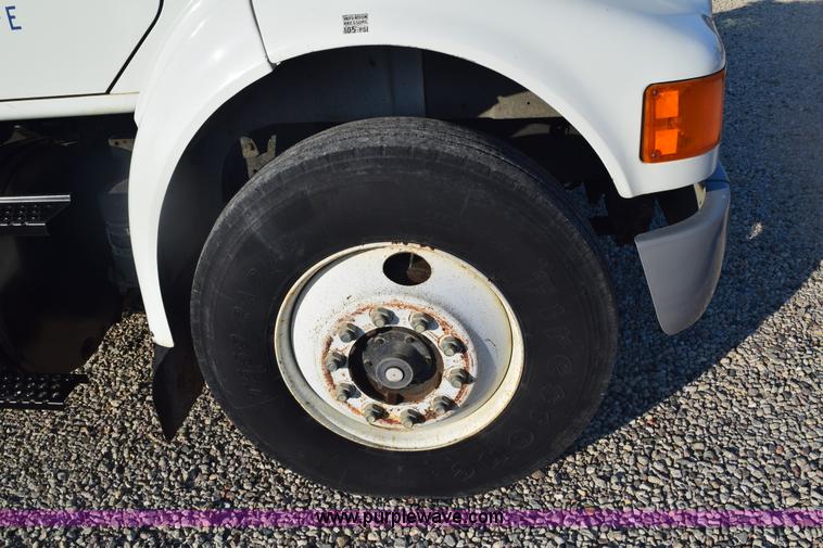 image for item E6154 1993 International 8100 winch truck