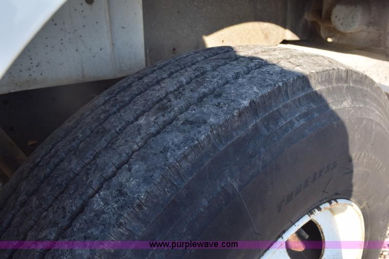 image for item E6154 1993 International 8100 winch truck