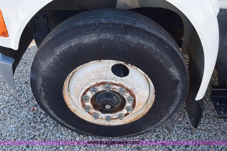 image for item E6154 1993 International 8100 winch truck