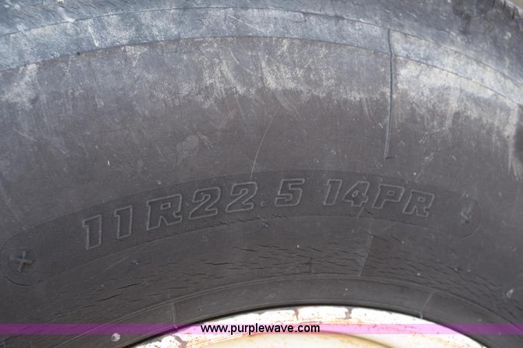 image for item E6154 1993 International 8100 winch truck