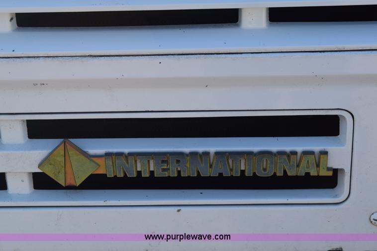 image for item E6154 1993 International 8100 winch truck