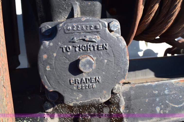 image for item E6154 1993 International 8100 winch truck