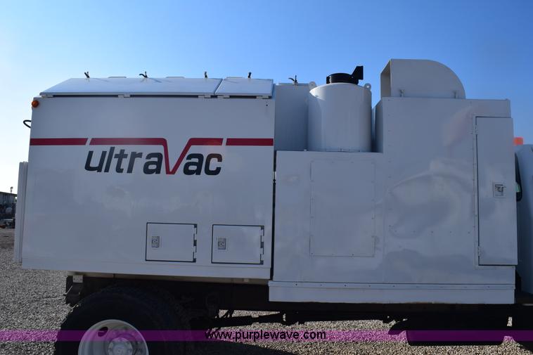 image for item E6155 2000 Ford F750 vacuum truck