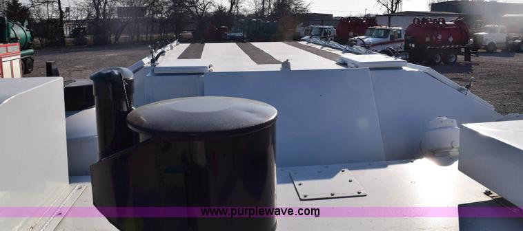 image for item E6155 2000 Ford F750 vacuum truck