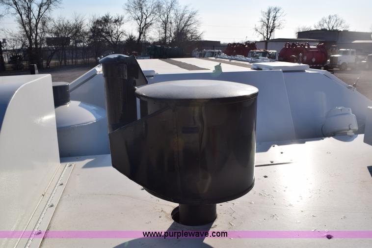 image for item E6155 2000 Ford F750 vacuum truck