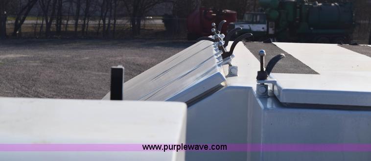 image for item E6155 2000 Ford F750 vacuum truck